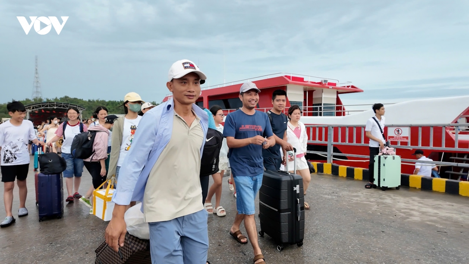 Đặc khu Cô Tô đưa hơn 1.700 du khách về đất liền an toàn sau bão số 1