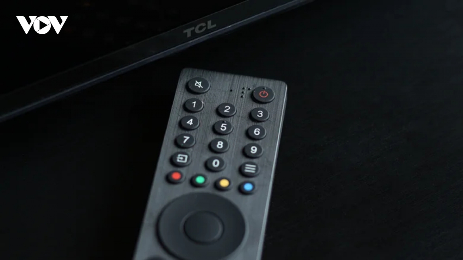 Vì sao các hãng TV chưa khai tử điều khiển hồng ngoại dù đã có Bluetooth?