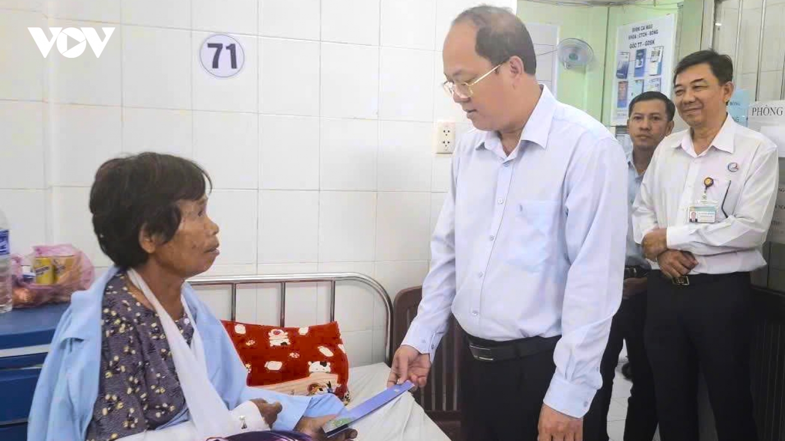 Bí thư Tỉnh uỷ Cà Mau thăm hỏi, tặng quà người bị thương do dông lốc