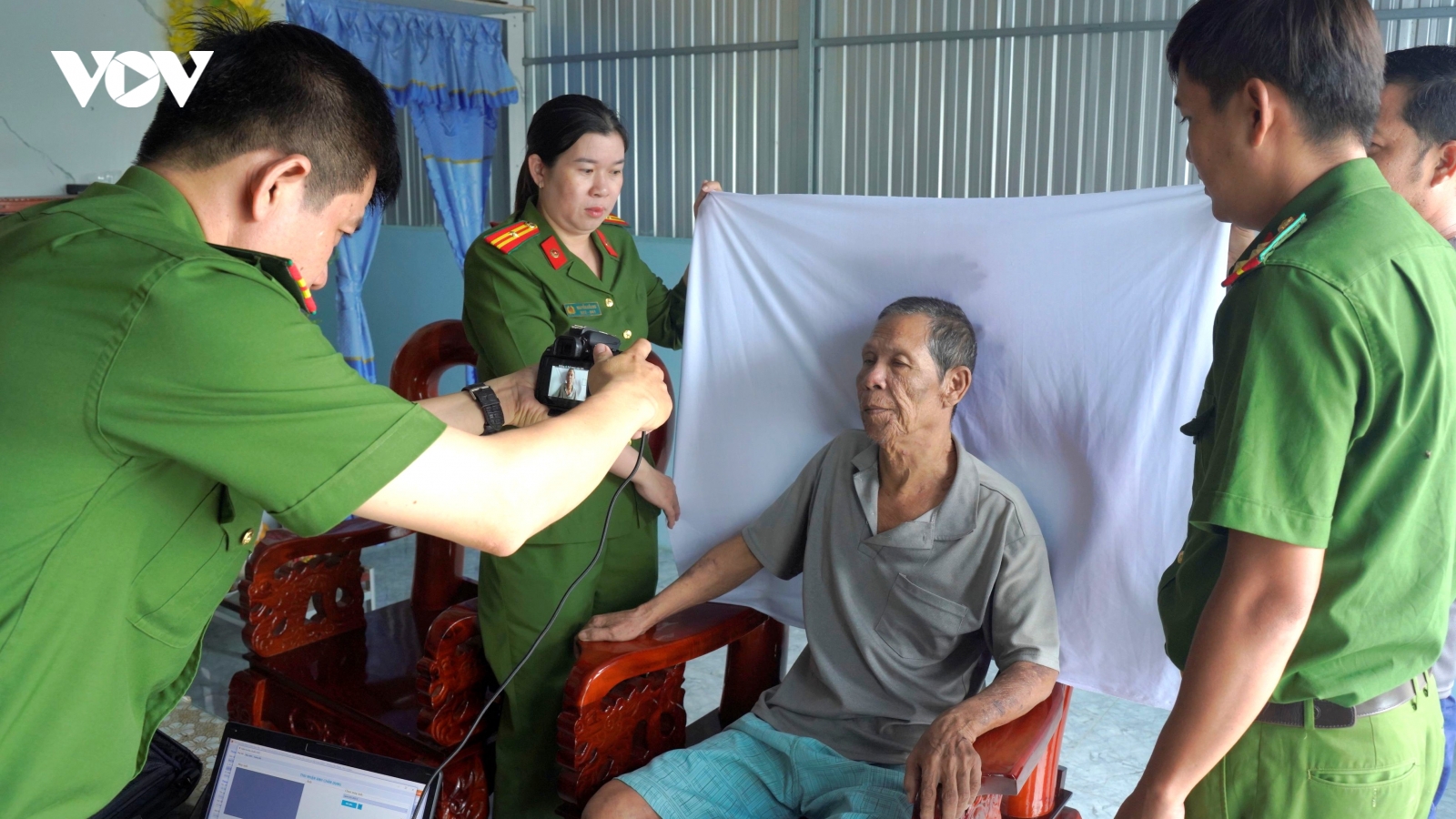 Công an Cà Mau đến tận nhà cấp căn cước cho người yếu thế