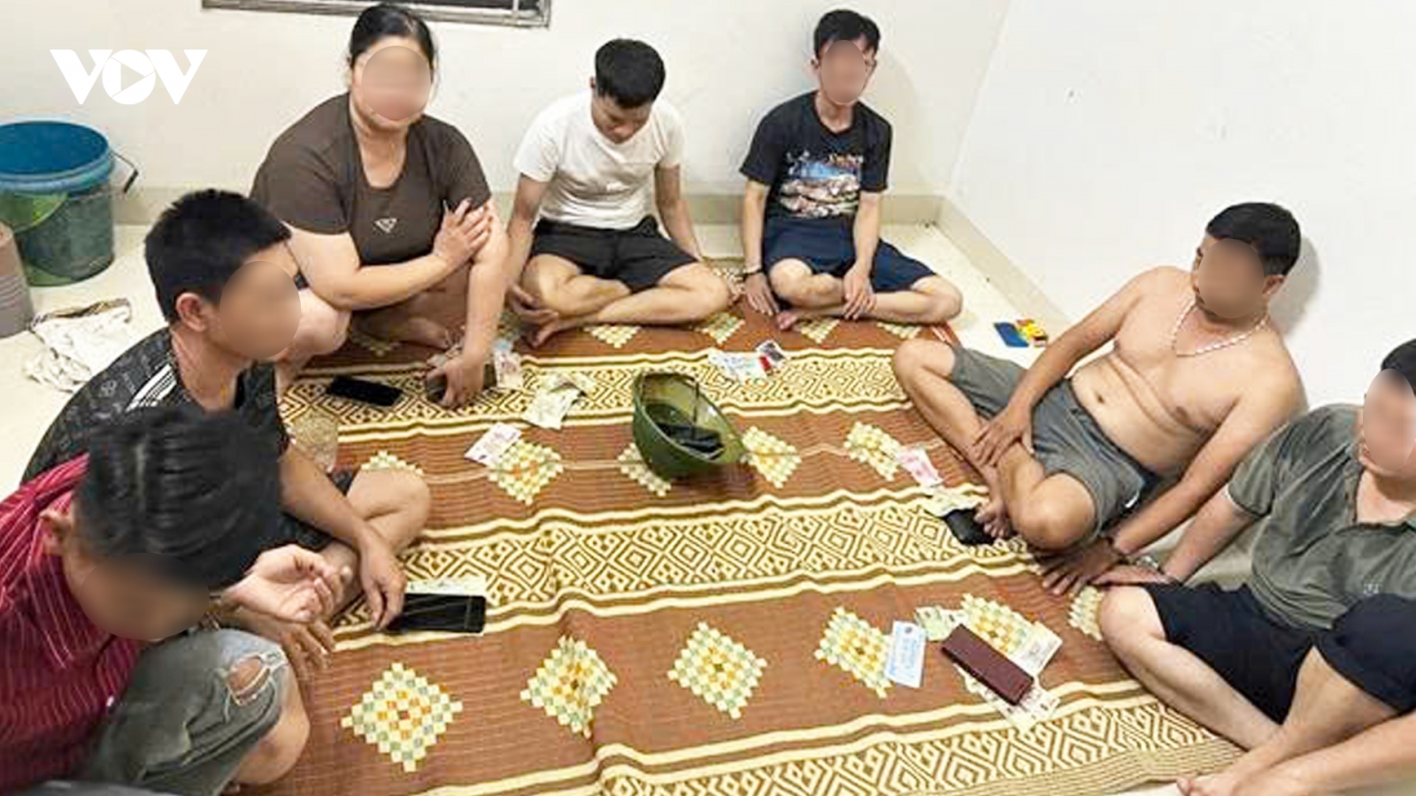 Bắt quả tang 7 đối tượng đánh bạc trong đêm tại Hà Nội