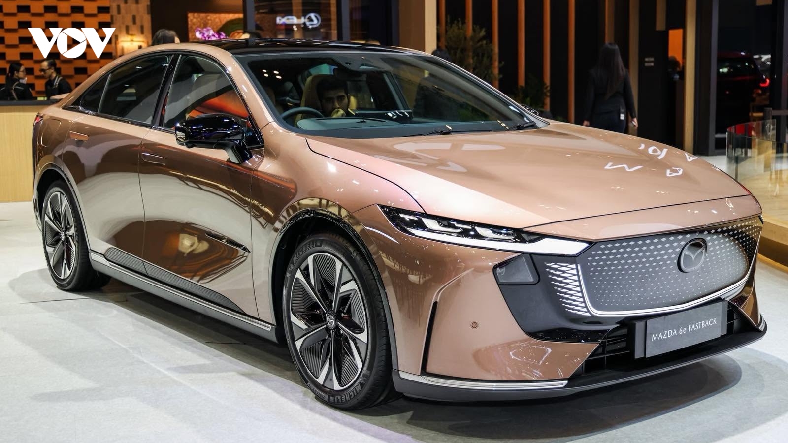 Cận cảnh Mazda 6e vừa ra mắt: Sedan điện chạy hơn 550 km/lần sạc có gì đặc biệt?