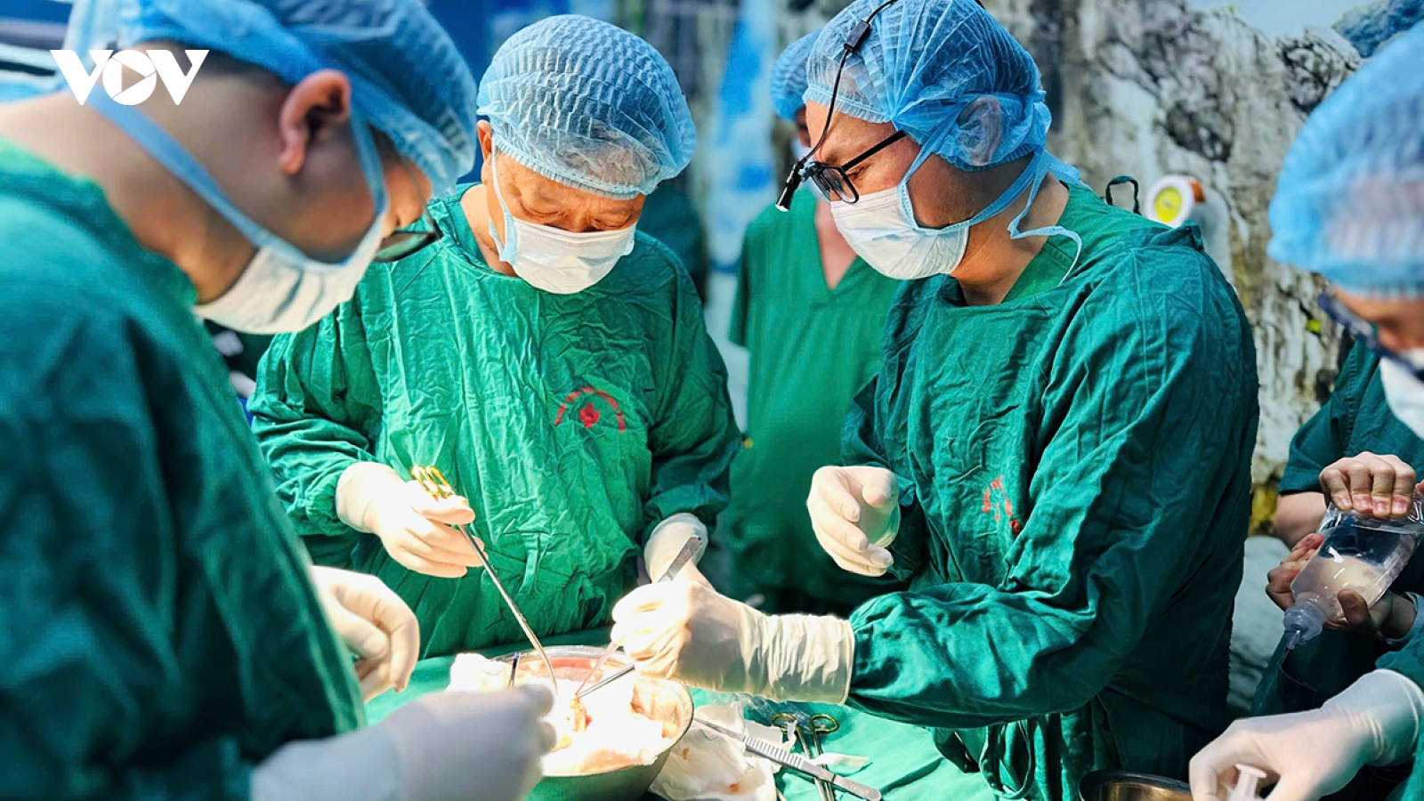 Cross-country lung transplant gives Vietnamese patient a second chance at life