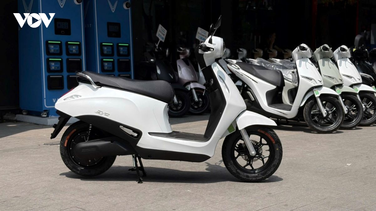 Quên gánh nặng tiền xăng, tài xế rủ nhau “lên đời” VinFast Evo