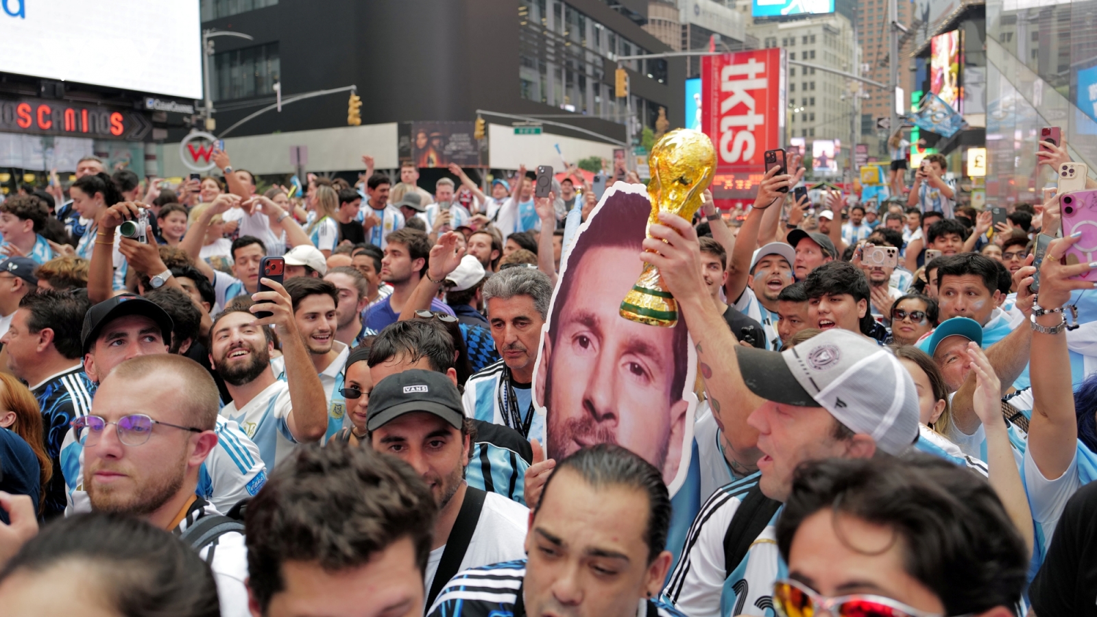 CĐV Argentina phủ kín Quảng trường Thời đại trước trận chung kết World Cup 2026