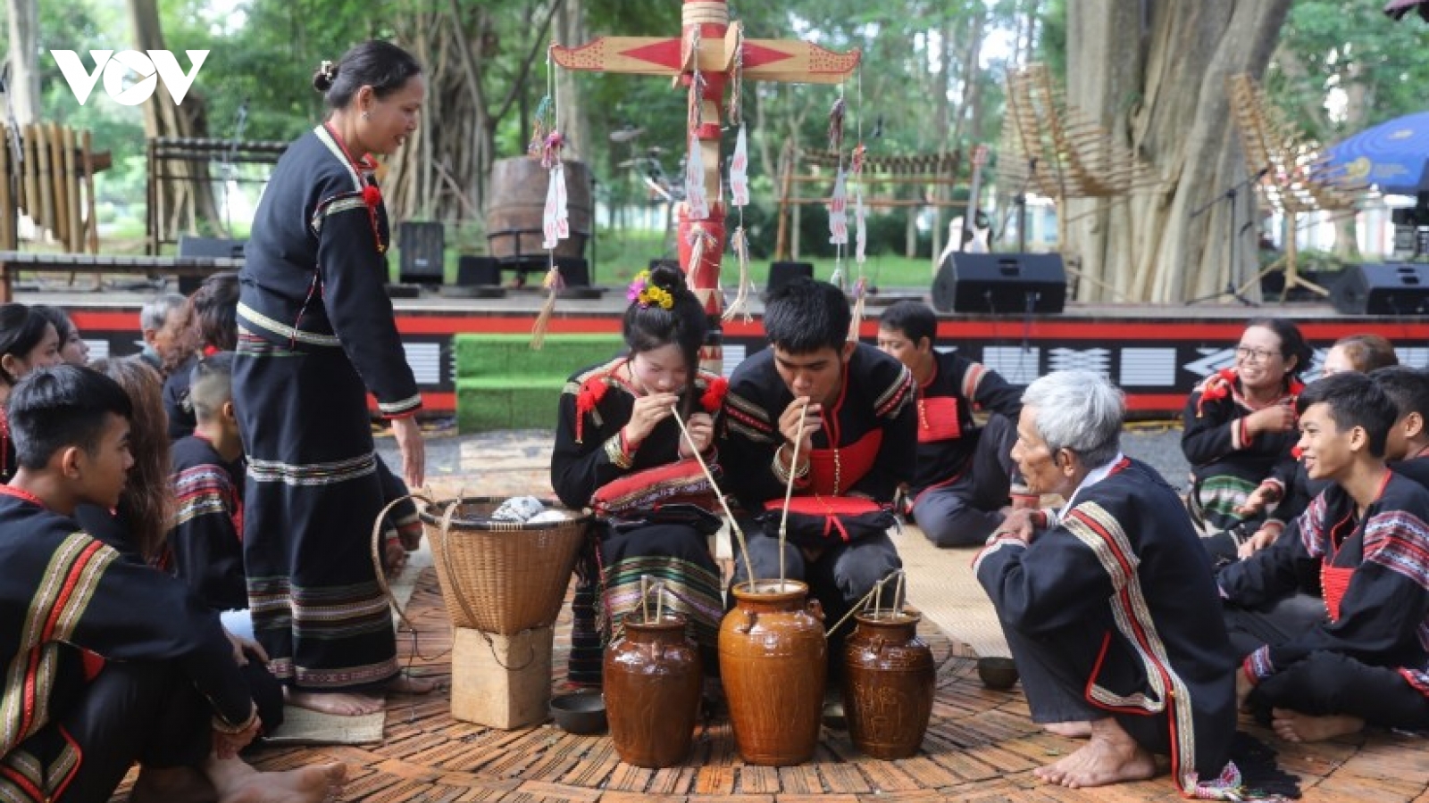 E De bridegroom welcoming ritual turned into cultural tourism experience in Dak Lak
