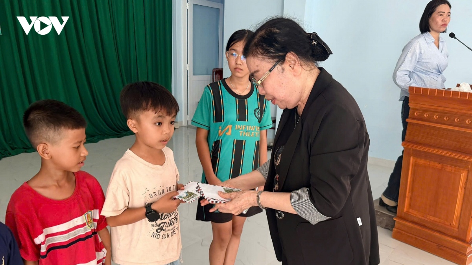Trao 60 suất quà cho trẻ em có hoàn cảnh khó khăn tại tỉnh Lâm Đồng