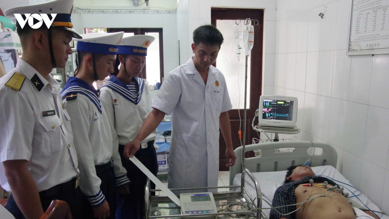 Quân y Trường Sa cấp cứu kịp thời ngư dân bị tắc mật