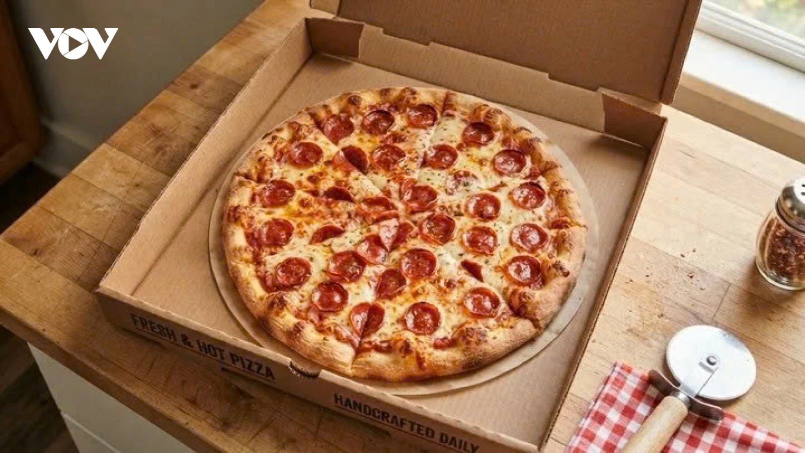 Vì sao bánh pizza hình tròn, sao lại đựng trong hộp vuông?