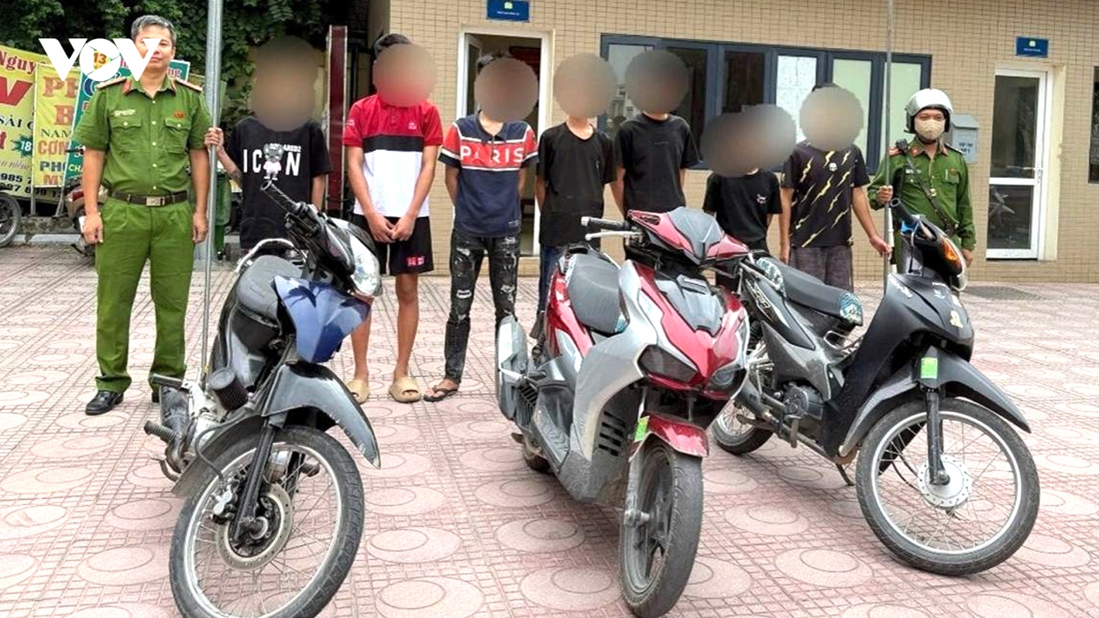 Bắt khẩn cấp nhóm đối tượng mang dao phóng lợn đi gây rối