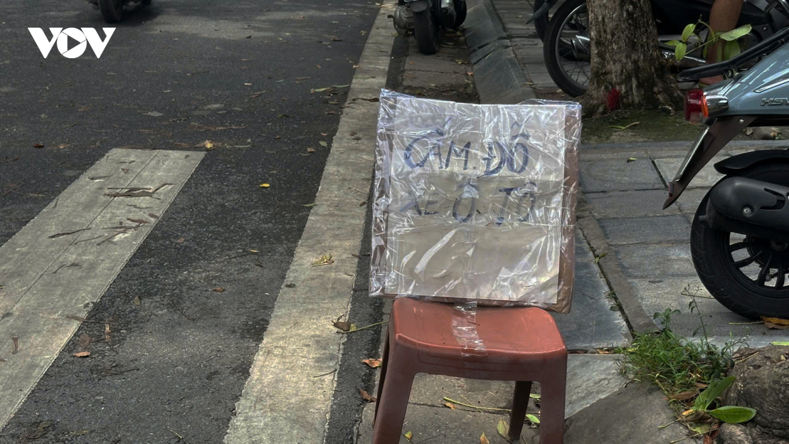 Chiếm dụng lòng đường, cản trở giao thông bằng "biển cấm đỗ xe" tự chế đặt trước nhà