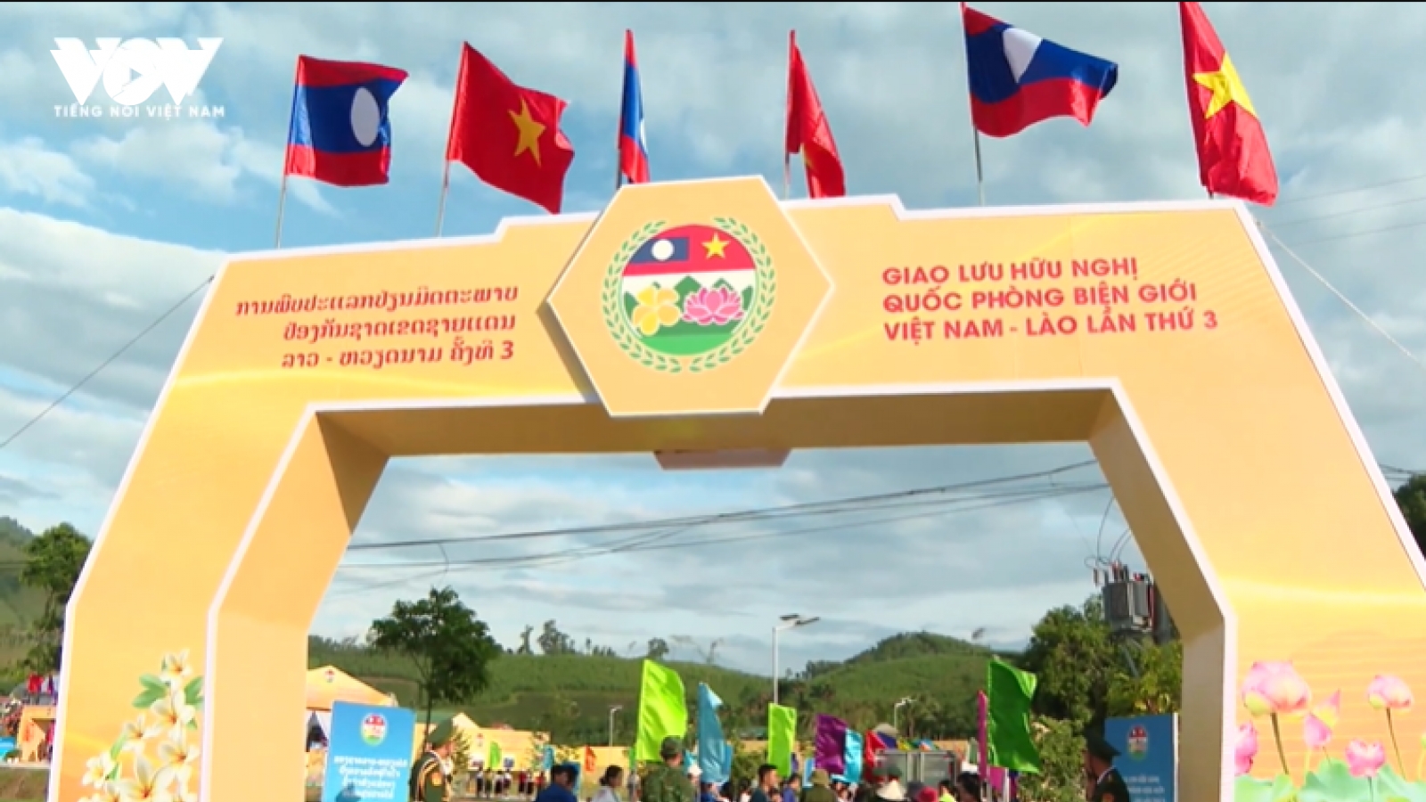 Không khí ngày hội giao lưu hữu nghị quốc phòng biên giới Việt Nam - Lào