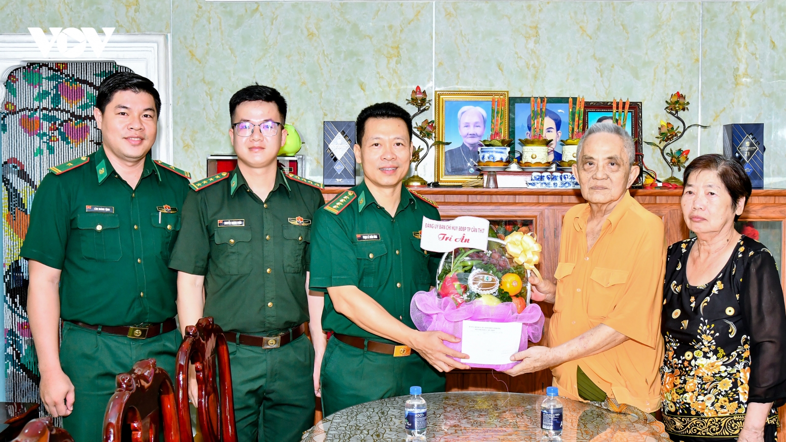 Ban Chỉ huy Bộ đội Biên phòng Cần Thơ thăm, tặng quà người có công với cách mạng
