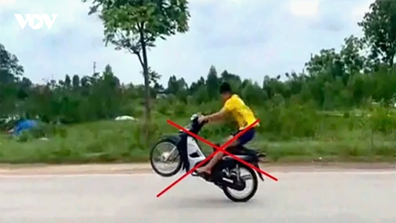 Cái kết đắng của nam thanh niên "bốc đầu" xe máy ở Phú Thọ