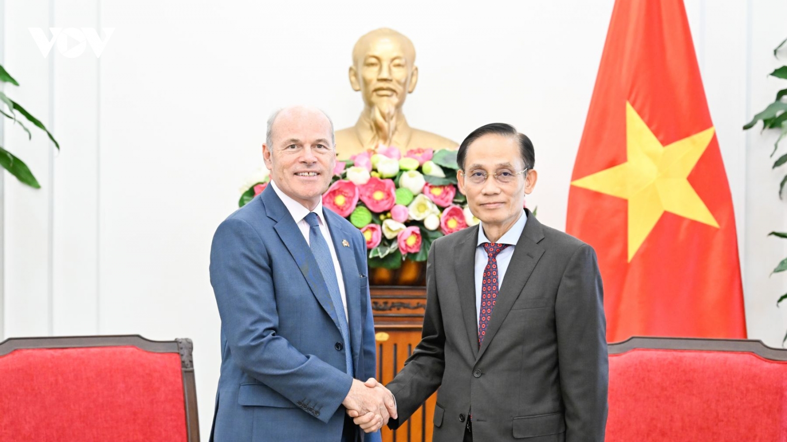 Bộ trưởng Bộ Ngoại giao Lê Hoài Trung tiếp Đại sứ Canada James Nickel