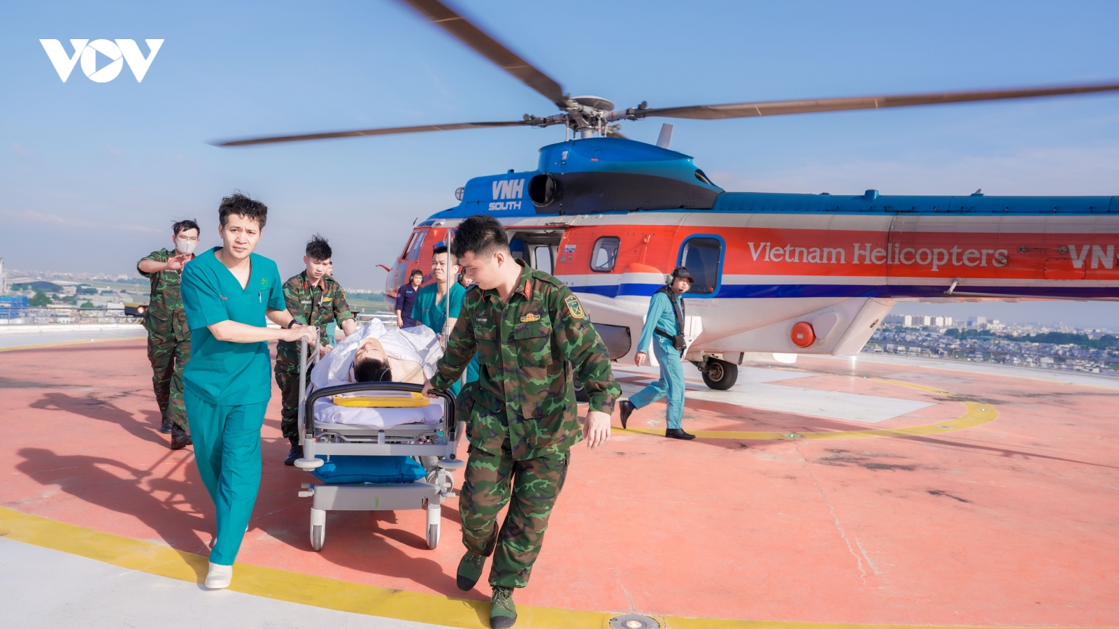 Trực thăng bay xuyên đêm để kịp “giờ vàng” cứu bệnh nhân ở đảo Sơn Ca