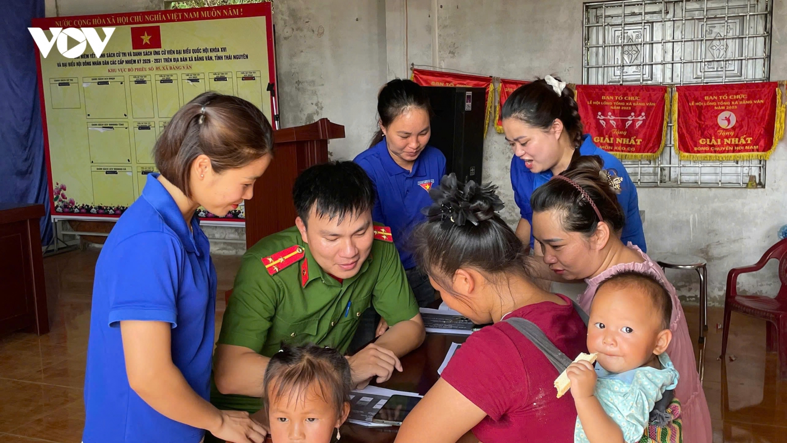 "Đi từng ngõ, gõ từng nhà", thanh niên Thái Nguyên mang công nghệ số đến vùng cao