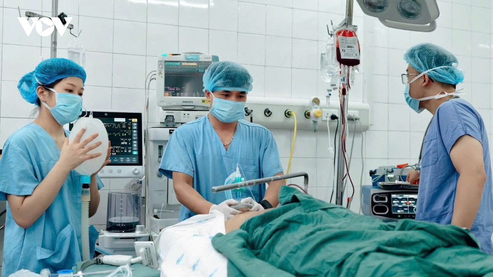 Khẩn trương cấp cứu nạn nhân vụ xe khách lật trên cao tốc Pháp Vân-Cầu Giẽ
