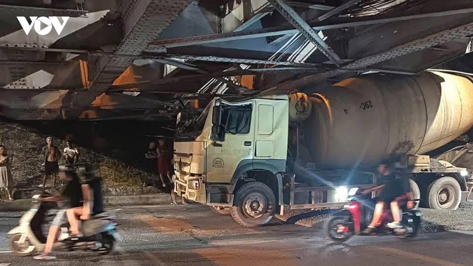 Xe bồn tông gầm cầu Long Biên, một phần kết cấu bị hư hỏng