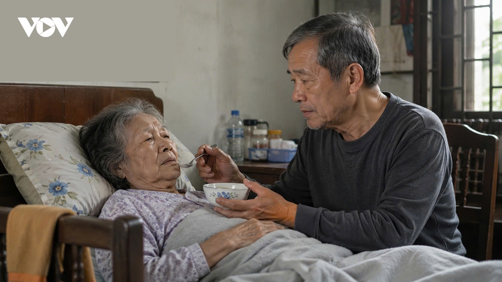 Tôi 62 tuổi kiệt sức lo viện phí cho mẹ già, con trai 30 tuổi vẫn xin tiền