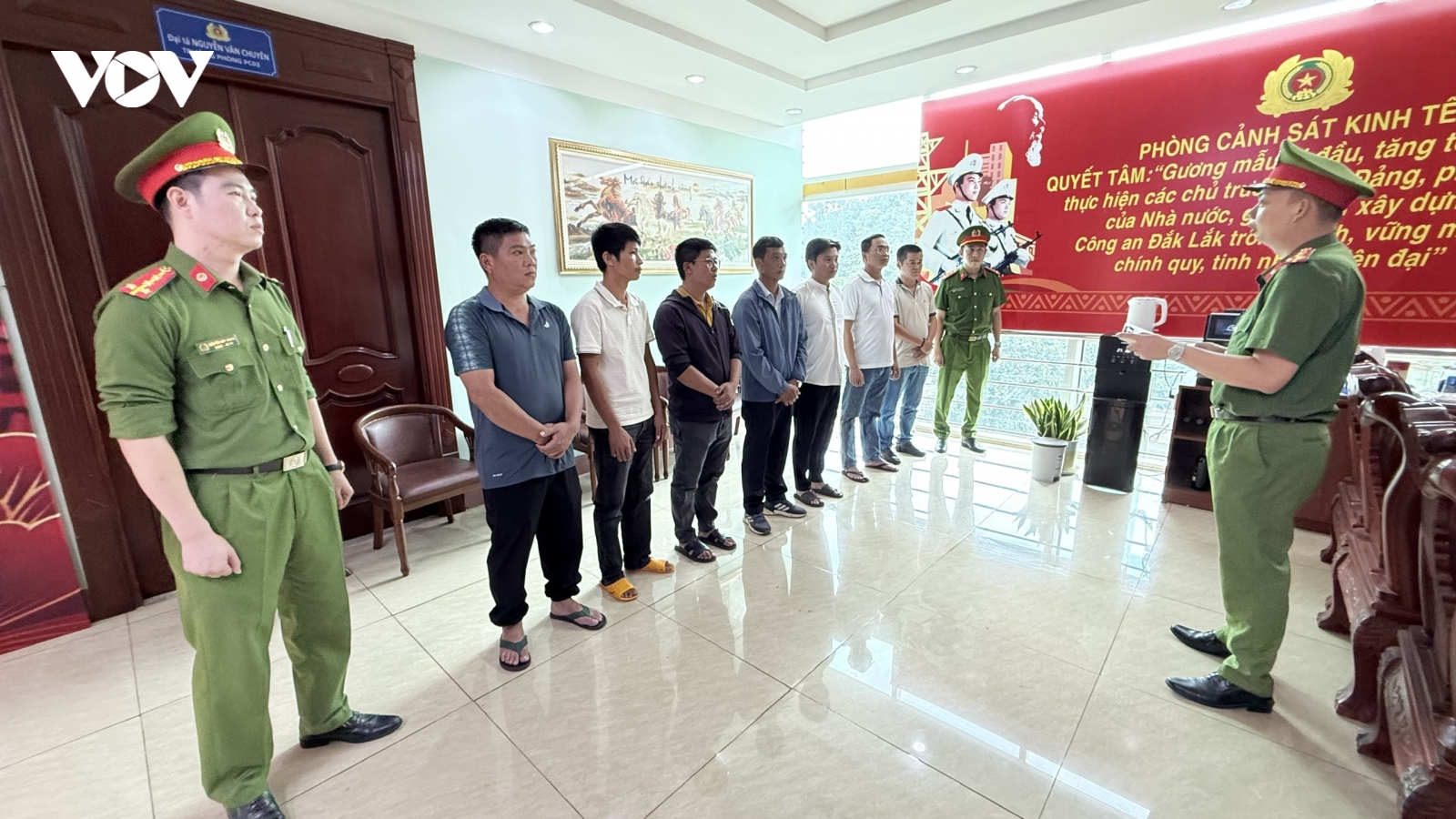 Khởi tố 8 bị can đưa, nhận hối lộ để cấp khống giấy kiểm dịch động vật