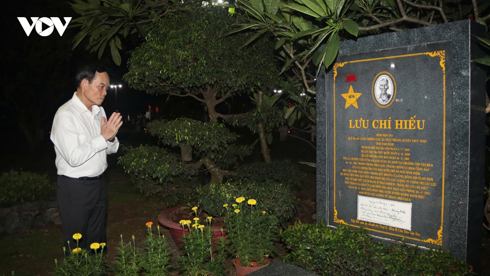Bí thư TP.HCM Trần Lưu Quang dâng hương tri ân tại Côn Đảo
