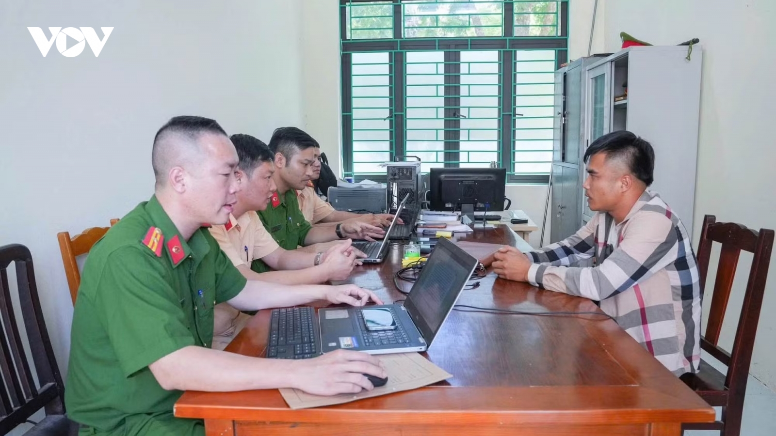 Tạm giữ lái xe tải "thông chốt" Cảnh sát giao thông ở Phú Thọ