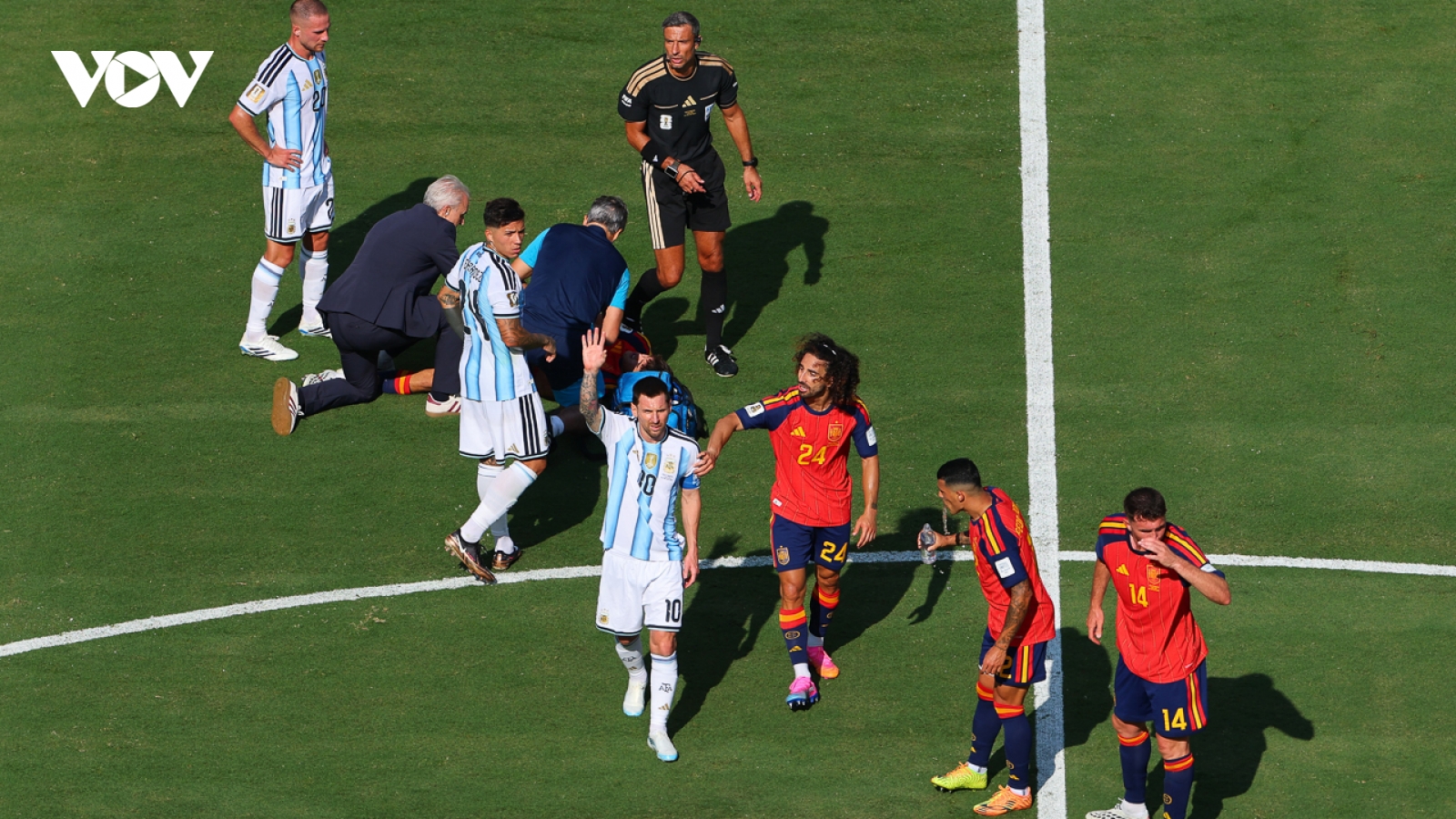 Cựu tuyển thủ Anh tranh cãi về hành động Messi gọi trọng tài xử lý lỗi che miệng