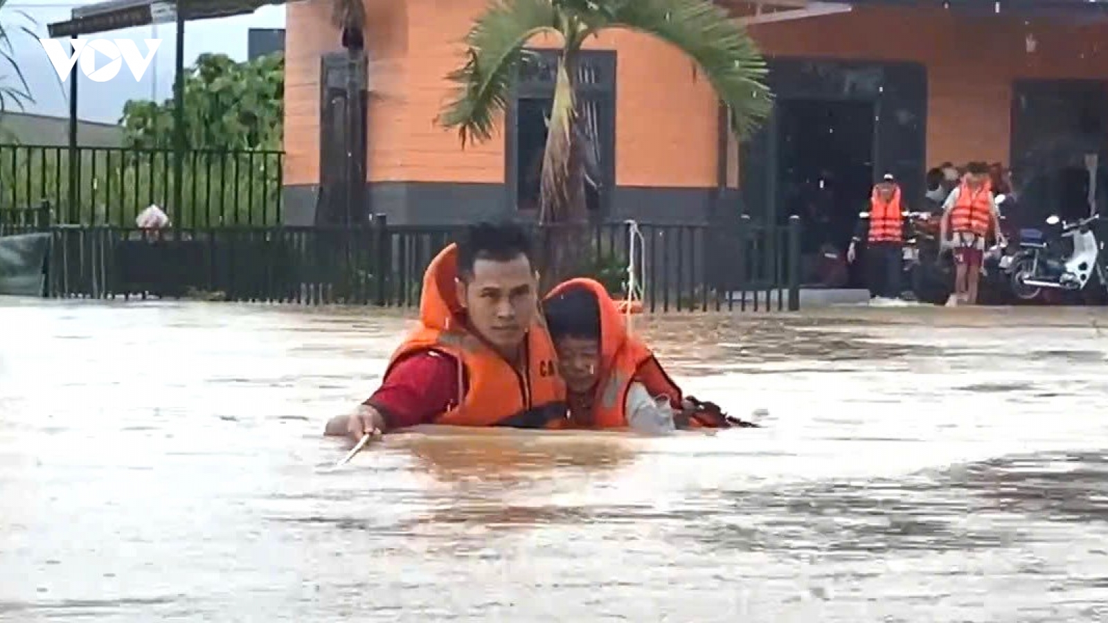 Lâm Đồng mưa lớn gây ngập sâu ở Bảo Lộc, giải cứu 16 người mắc kẹt