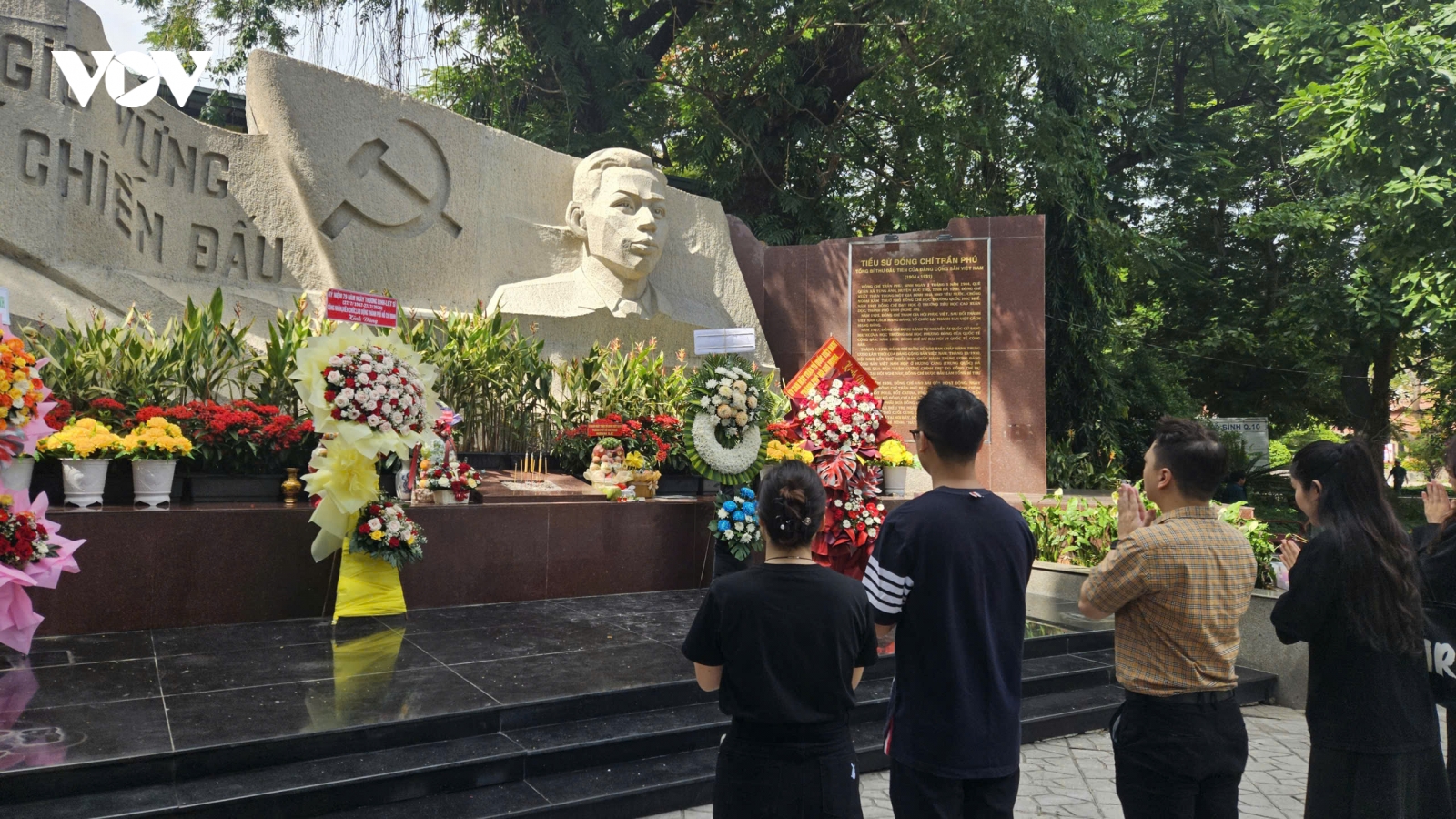 Đông đảo người dân TP.HCM đến tri ân liệt sĩ tại Công viên Lê Thị Riêng