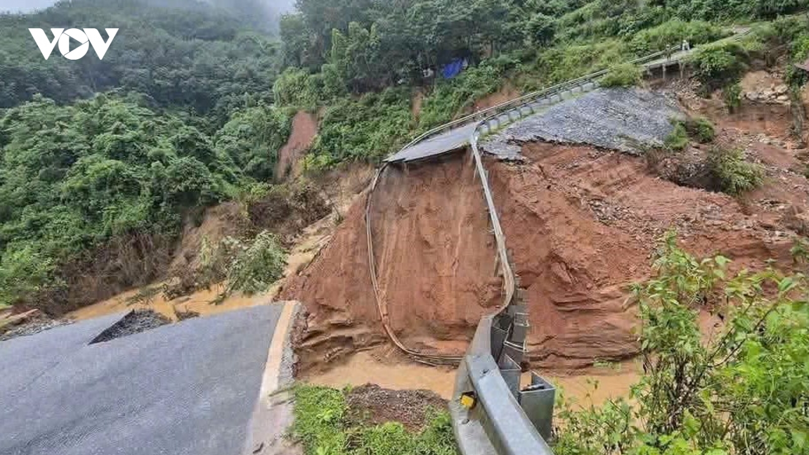 Sạt lở Quốc lộ 12 ở Lai Châu, dự kiến thông tuyến mất nhiều thời gian
