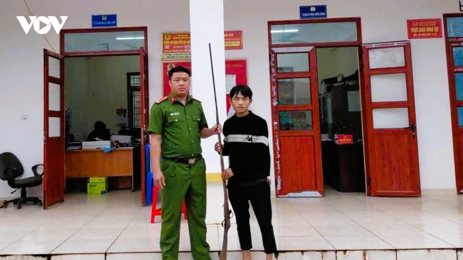 Người dân tự nguyện giao nộp 10 khẩu súng sau khi được tuyên truyền