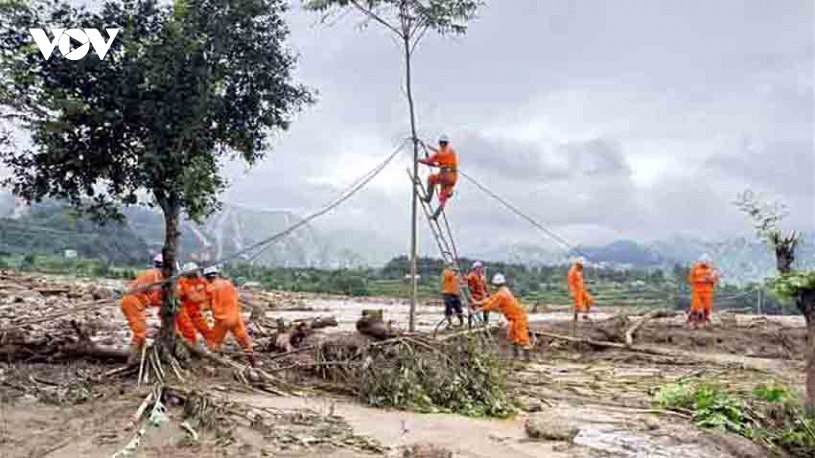 Lai Châu khẩn trương khôi phục điện cho vùng lũ Mường Than