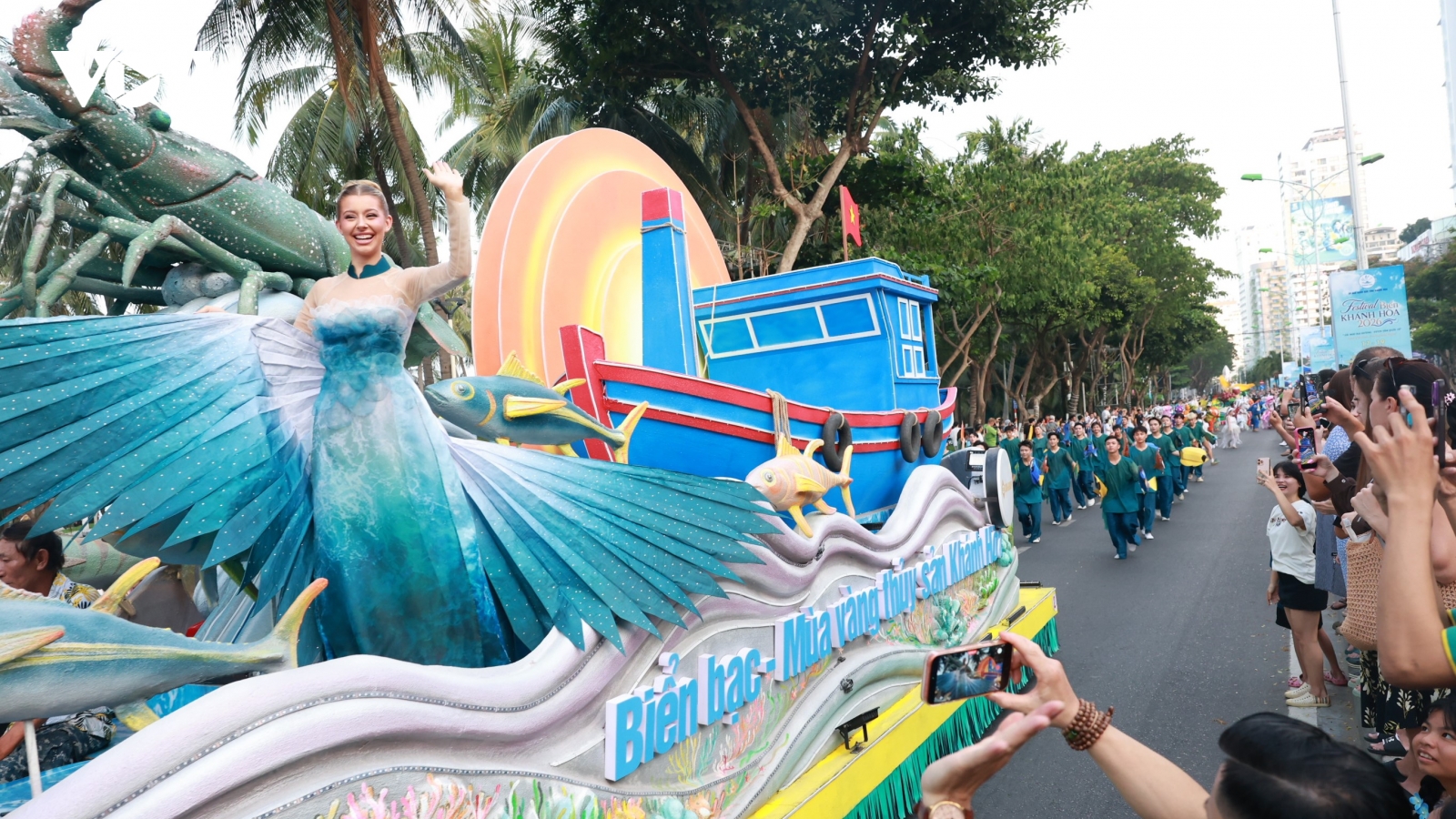Rực rỡ sắc màu lễ hội đường phố tại Festival Biển Khánh Hòa 2026
