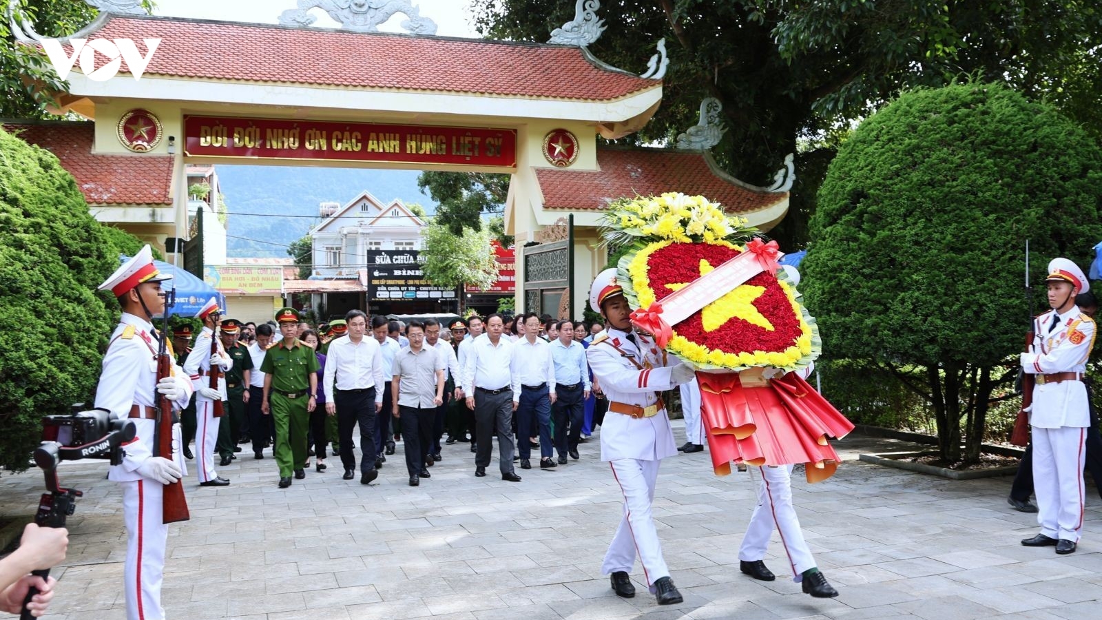Lãnh đạo tỉnh Lai Châu tưởng niệm các Anh hùng liệt sĩ, dâng hoa tại Tượng đài Bác