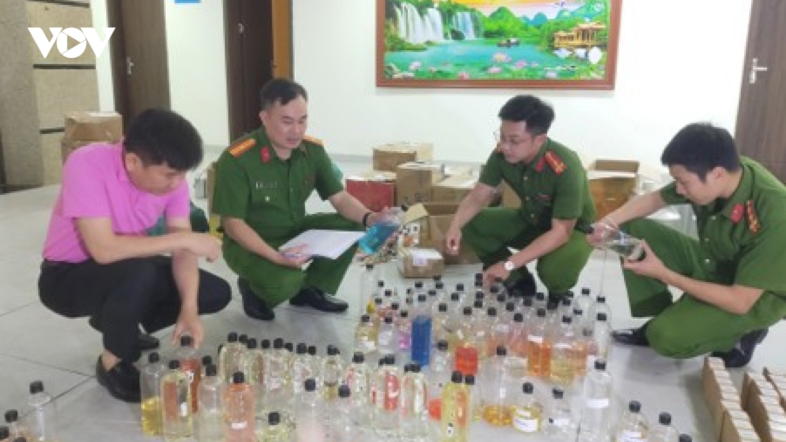 Triệt phá đường dây sản xuất, buôn bán nước hoa giả quy mô lớn