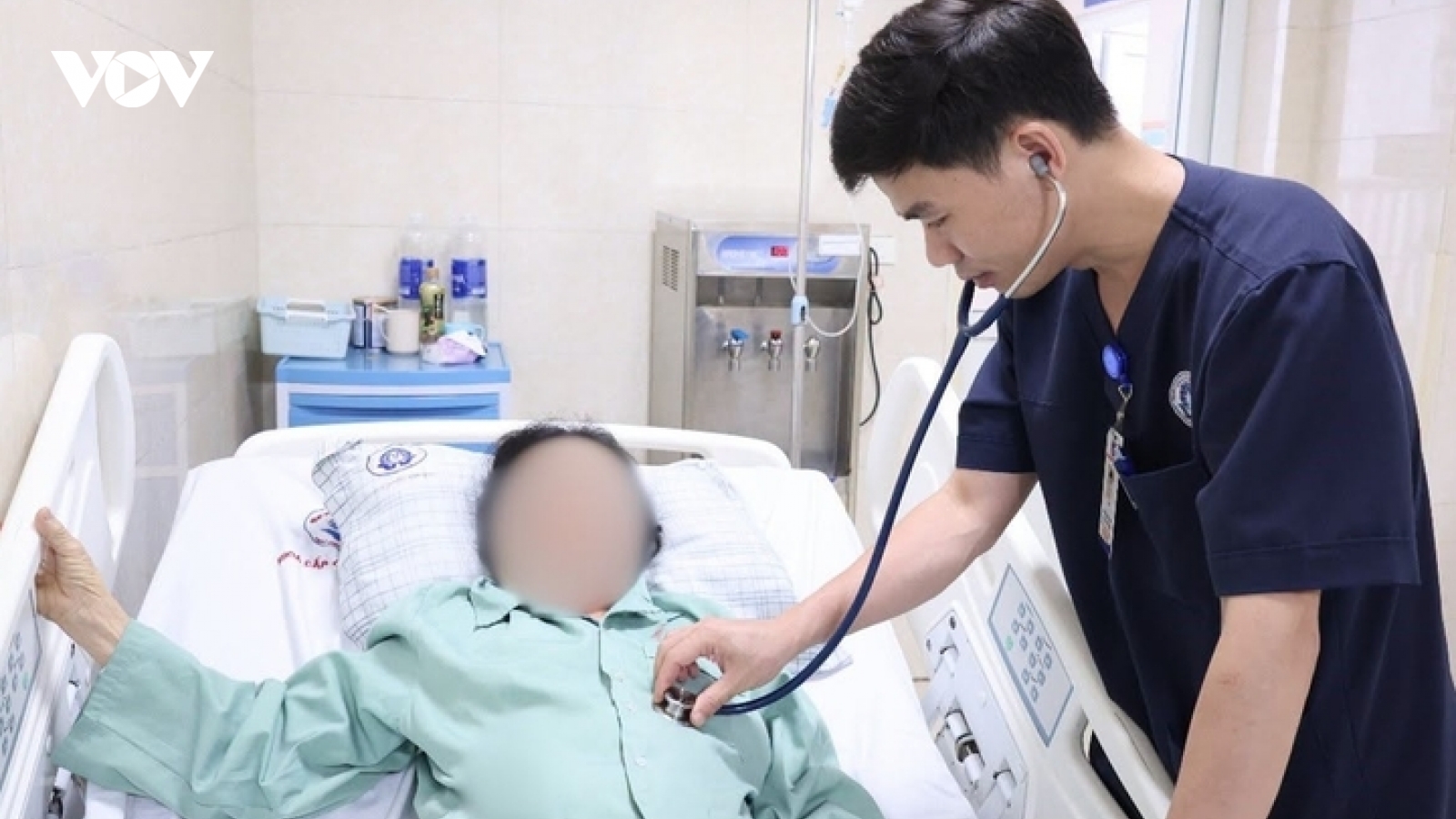 Sai lầm tại nhà khi cụ bà bị đột quỵ, nguy cơ liệt suốt đời