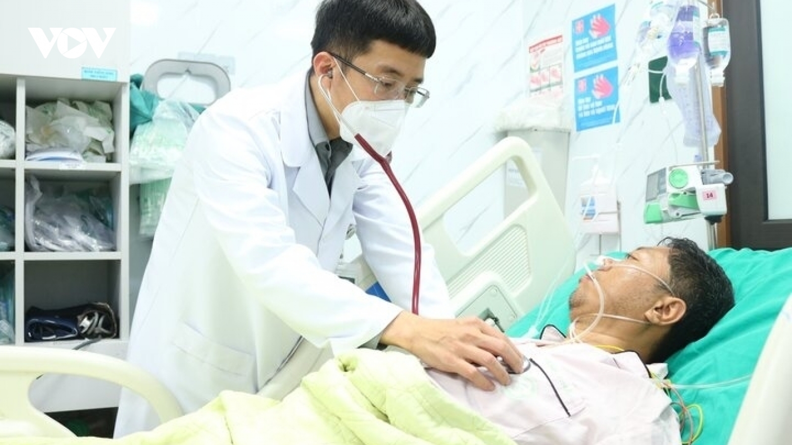 Thức đến 3-4h sáng, nam thanh niên 25 tuổi đột quỵ