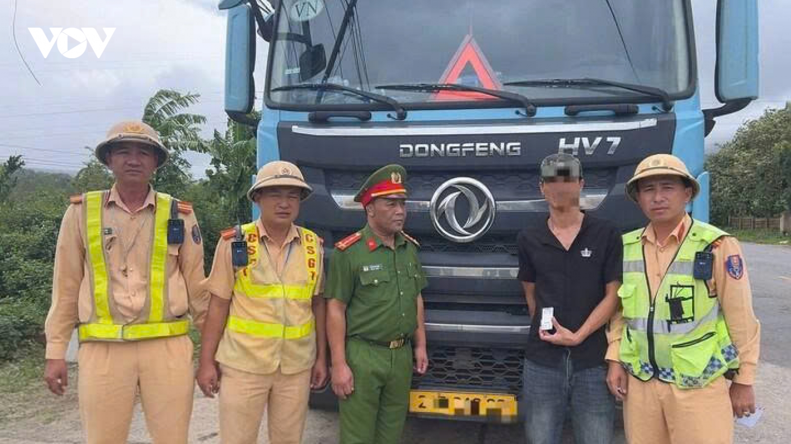 Phát hiện tài xế dương tính, tàng trữ 412 viên nghi ma túy trên ô tô đầu kéo