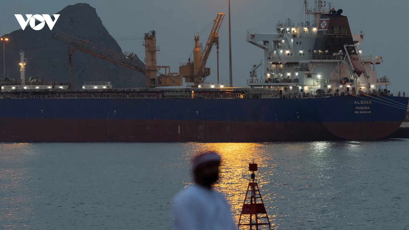 Hơn 6.000 thủy thủ vẫn mắc kẹt ở eo Hormuz, Iran khôi phục căn cứ tên lửa