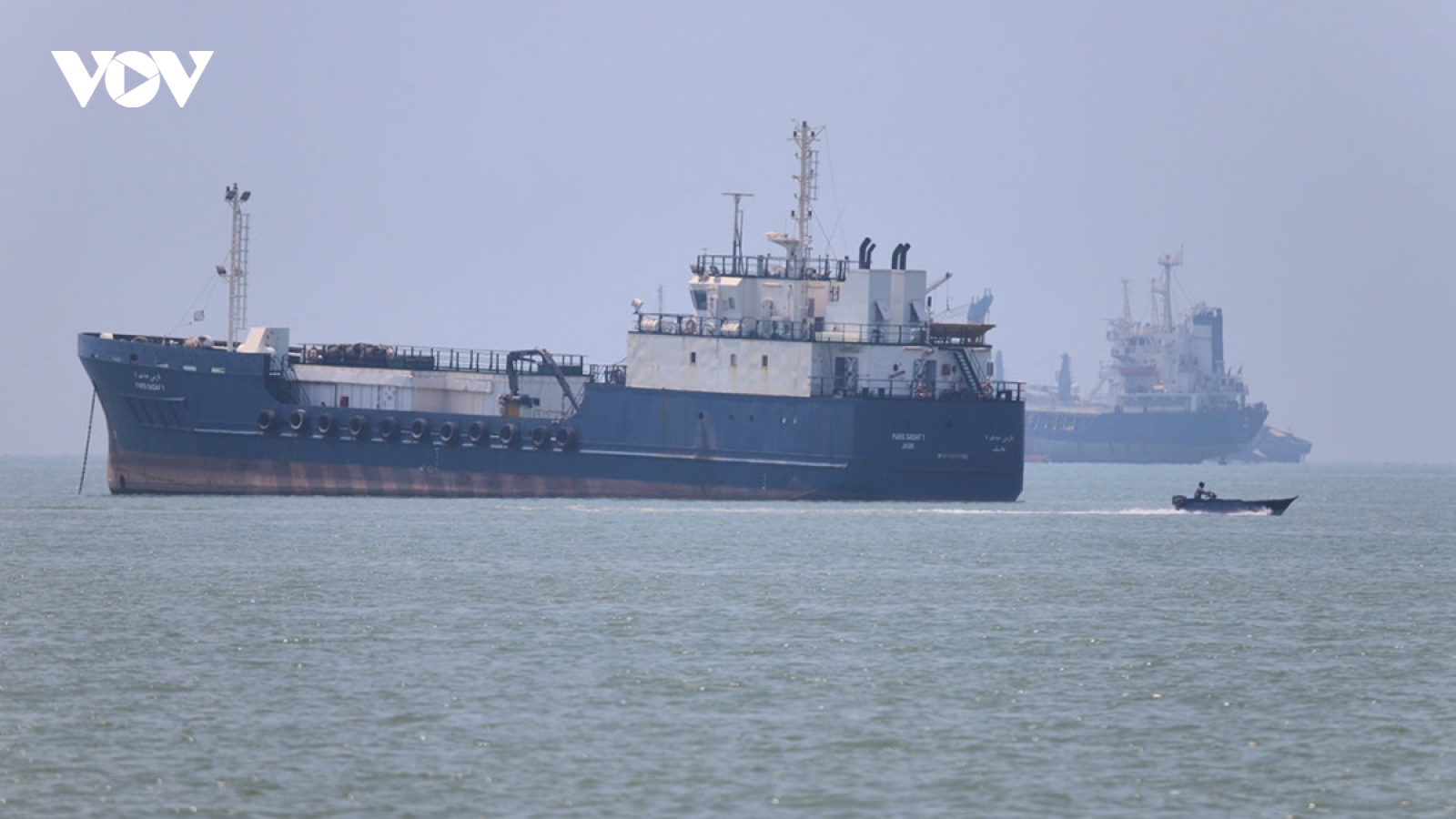 Lượng tàu đi qua eo biển Hormuz tăng nhẹ bất chấp căng thẳng