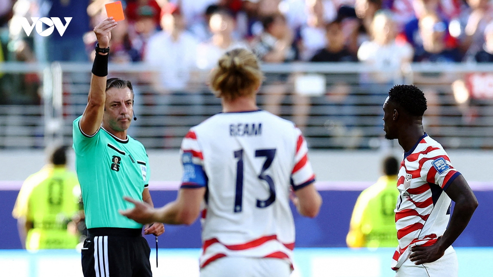 Thẻ đỏ của Balogun, cuộc gọi của ông Trump và những câu hỏi đặt ra cho FIFA