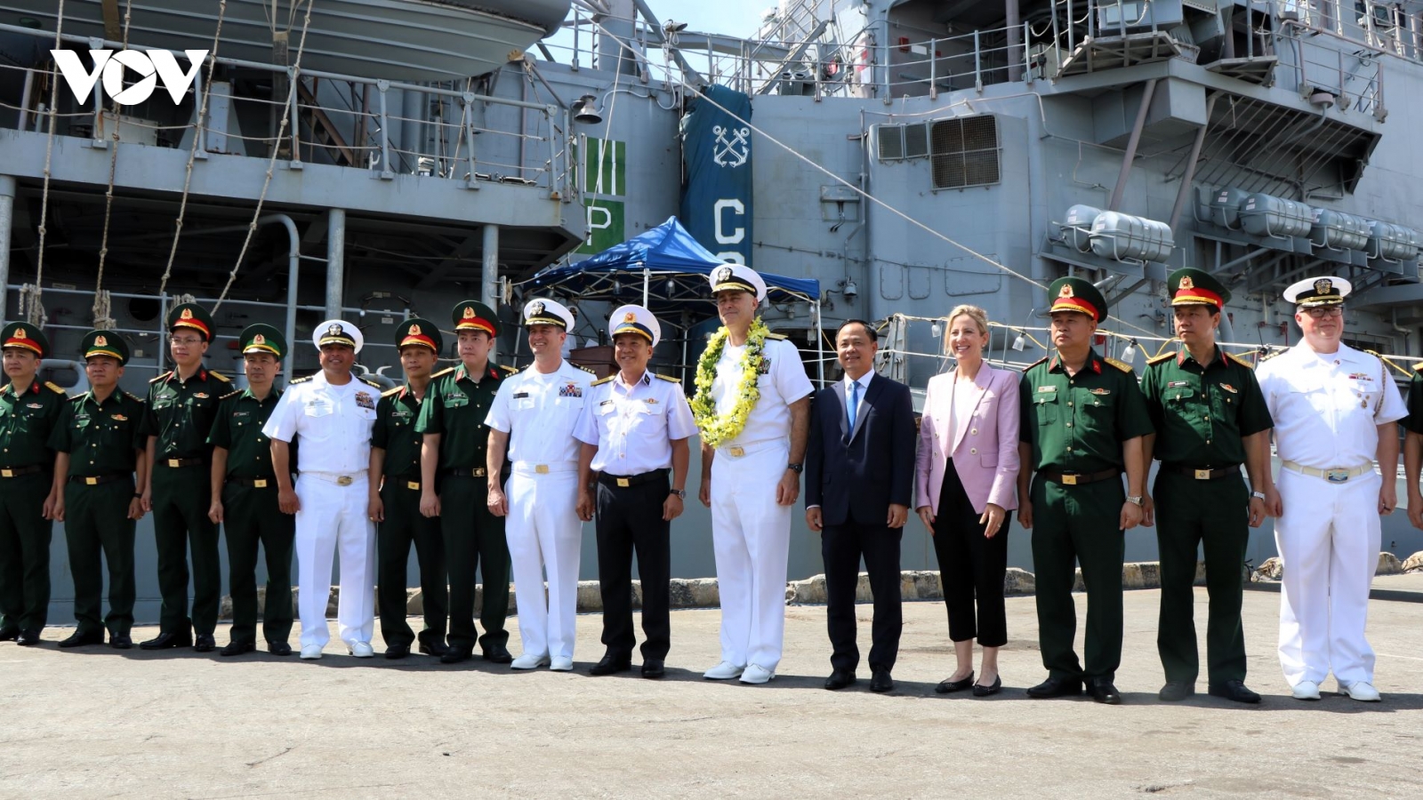 Tàu sân bay USS George Washington đến thành phố Đà Nẵng