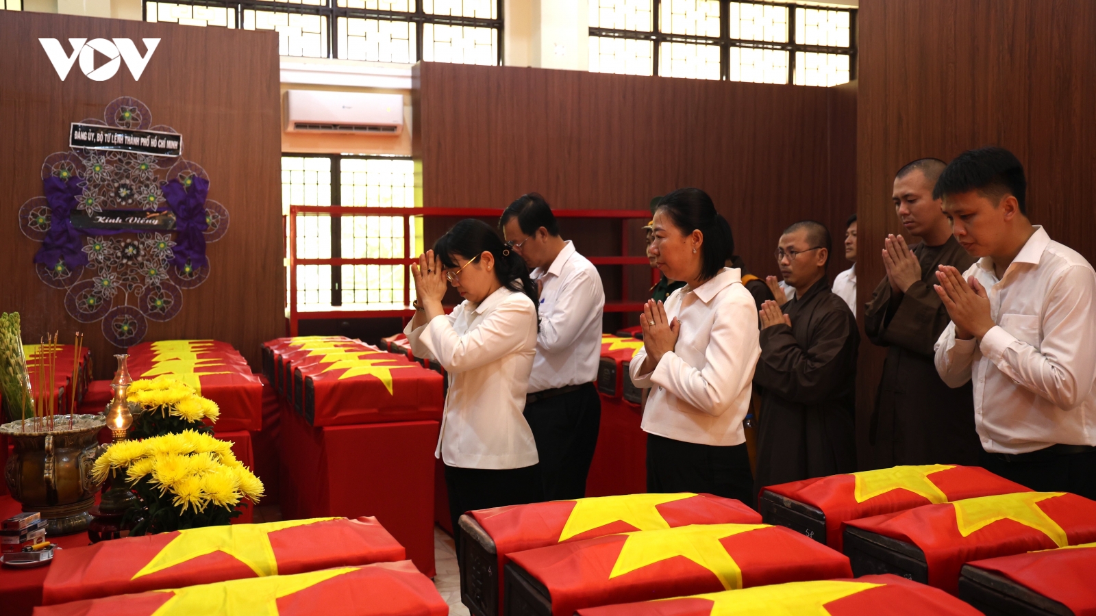 Dòng người lặng lẽ nối dài viếng anh hùng liệt sĩ tại Công viên Lê Thị Riêng