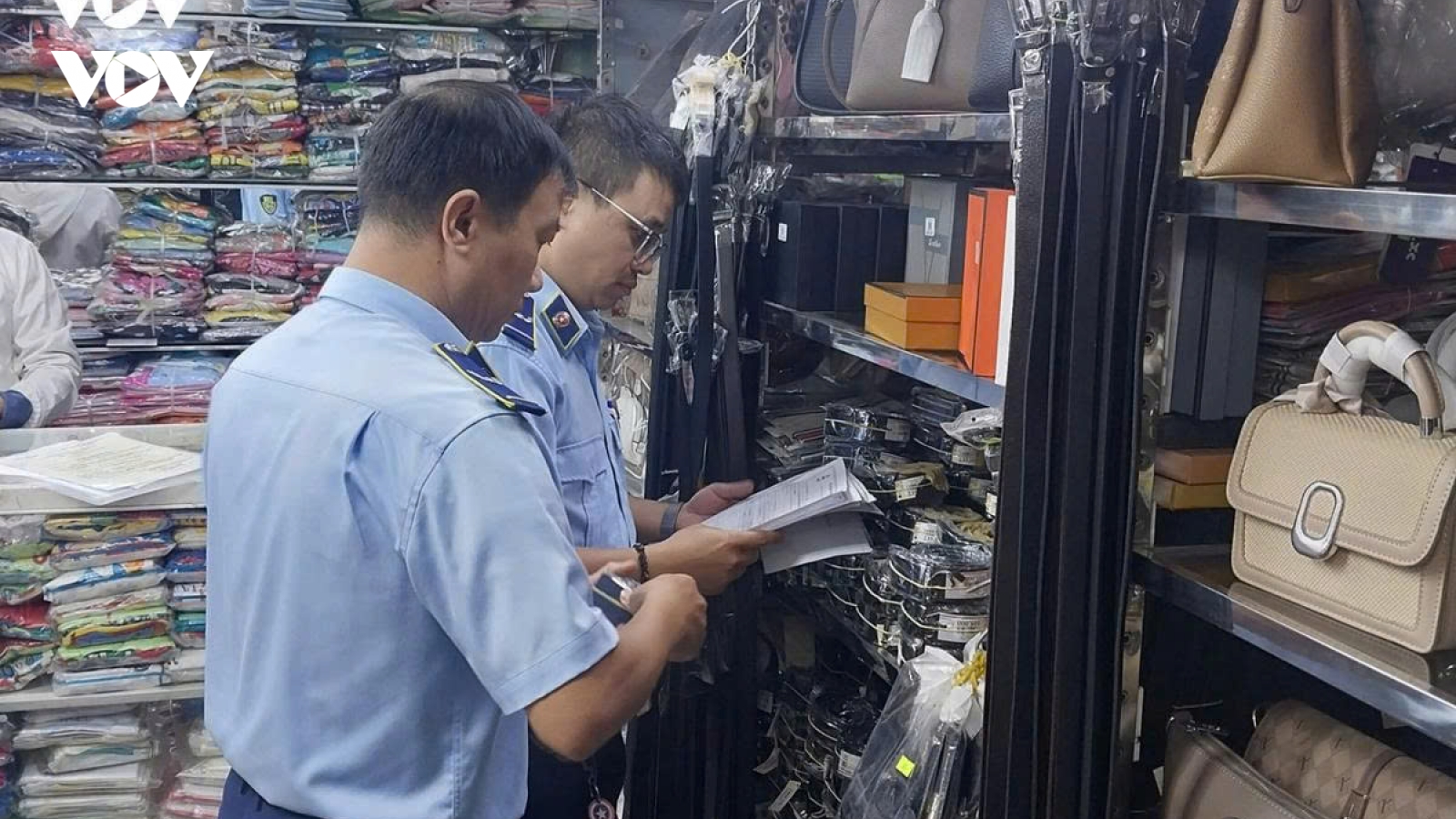Phó Thủ tướng yêu cầu siết chặt quản lý, chống buôn lậu trên môi trường thương mại