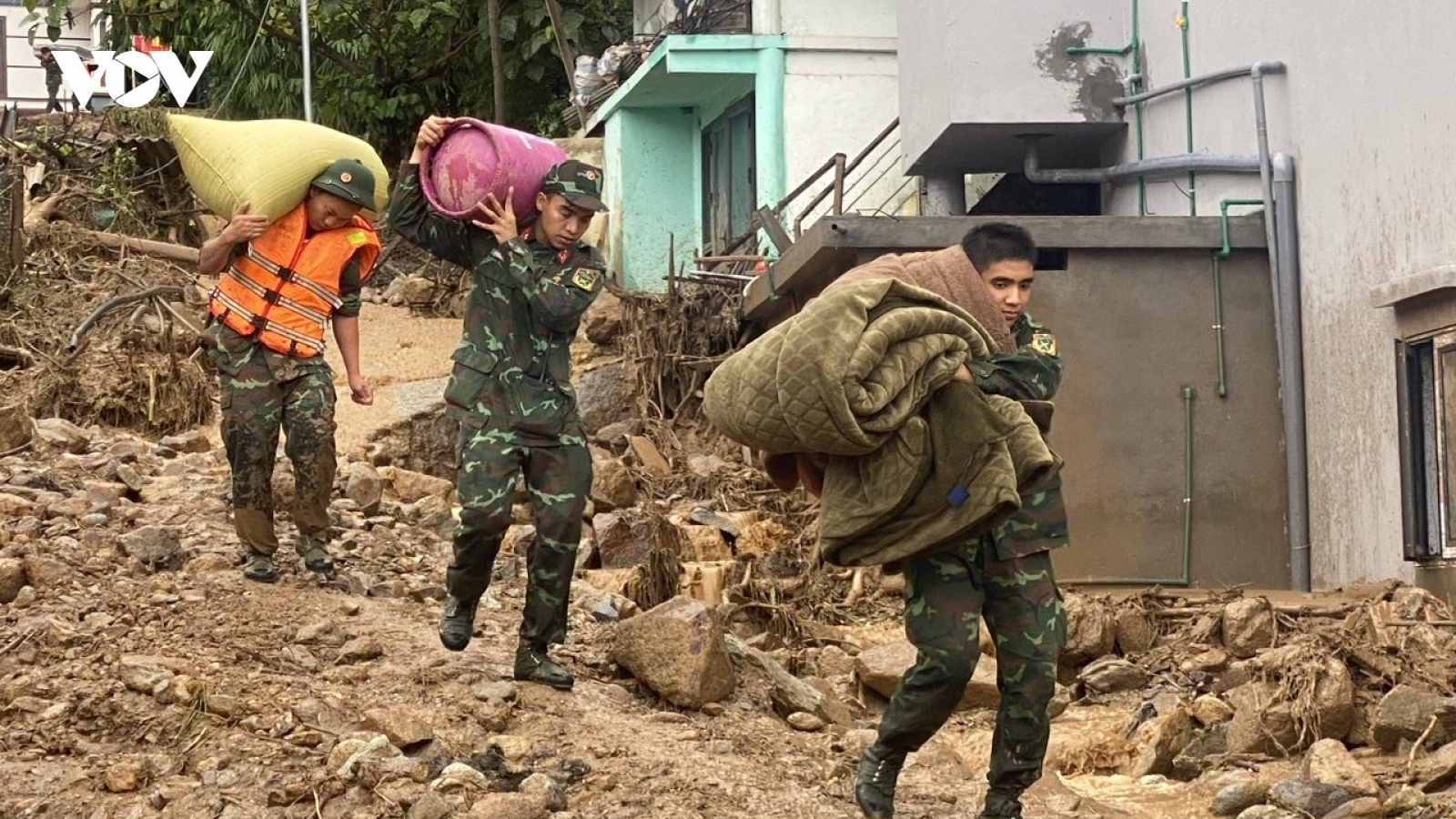 Quân khu 2 hỗ trợ người dân vùng lũ Mường Than khắc phục hậu quả thiên tai