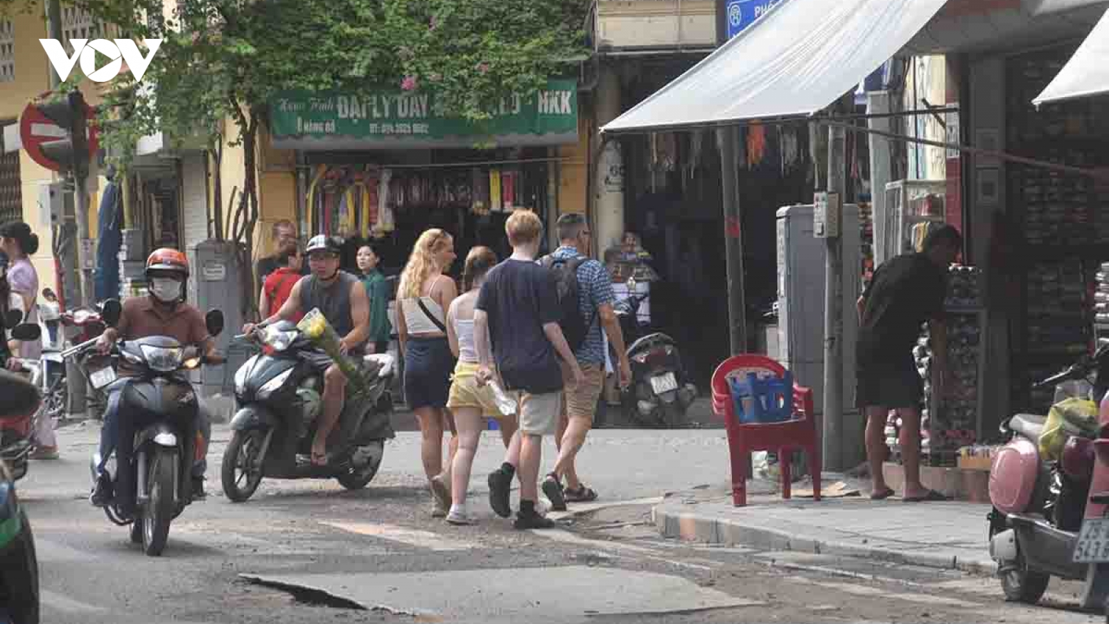 Đường phố Hà Nội nham nhở sau nhiều lần bị đào bới, hoàn trả cẩu thả