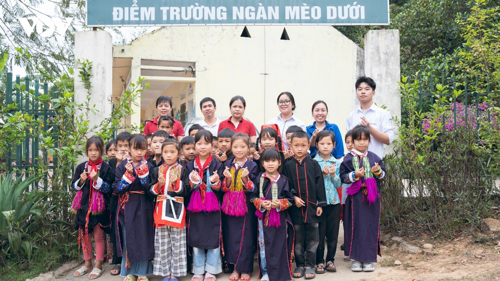 Quảng Ninh thí điểm đưa đón học sinh đến trường bằng xe buýt điện