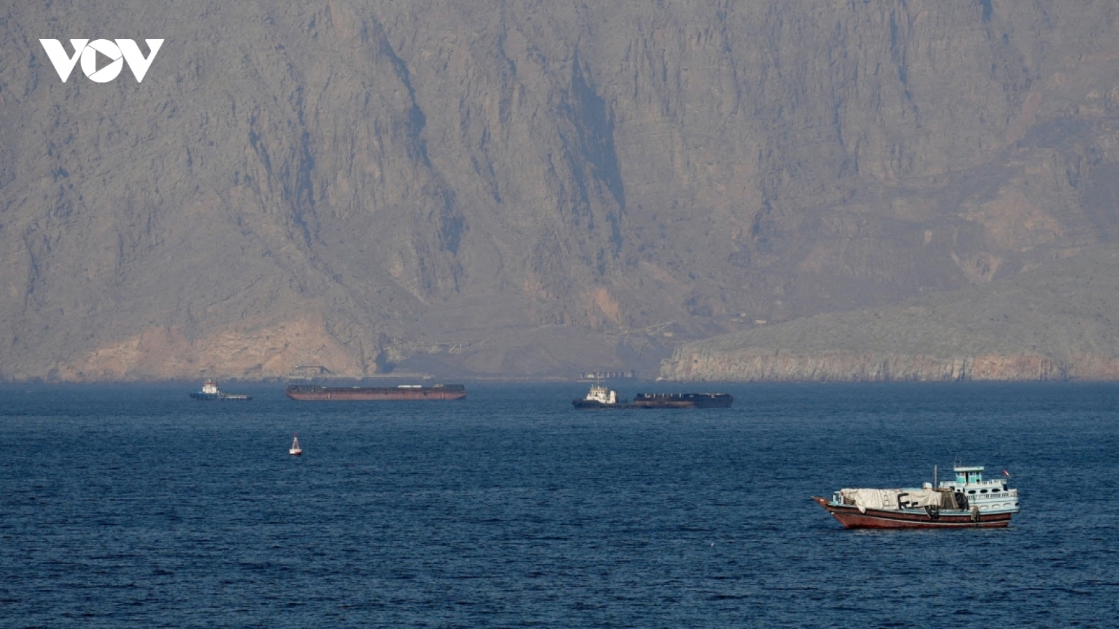 Iran thông báo 2 tàu dầu bị cháy tại eo biển Hormuz