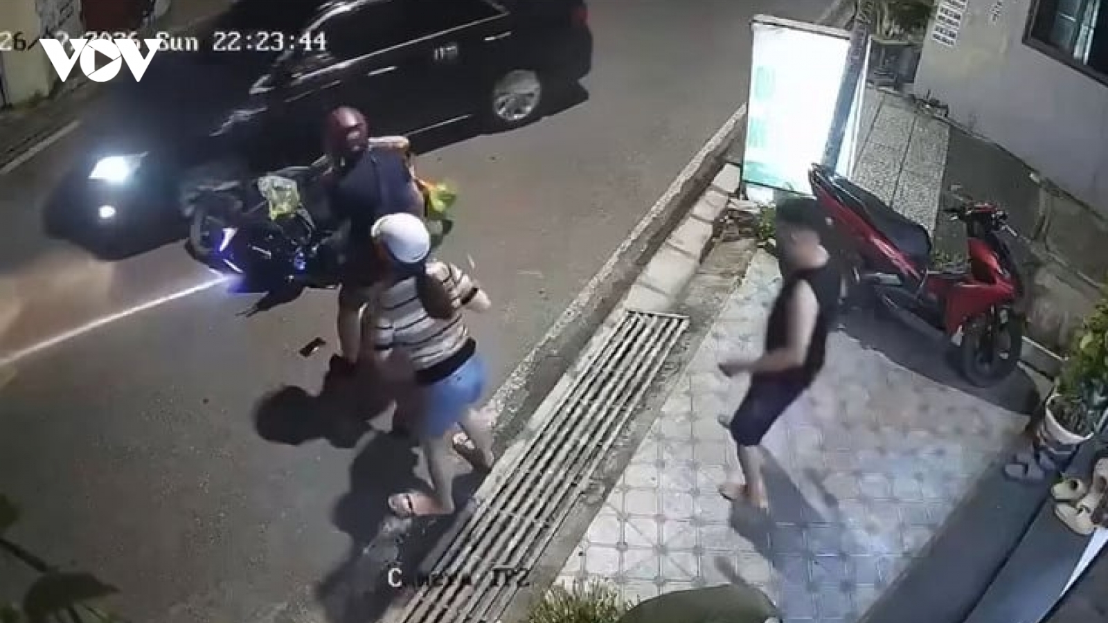 Truy tìm tài xế ô tô lấn làn tông xe máy chở 2 trẻ nhỏ rồi bỏ chạy